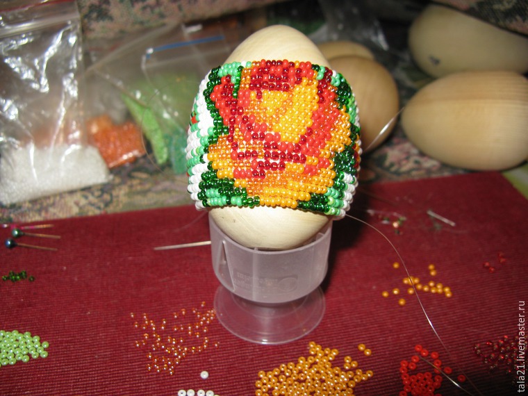Плетение пасхального яйца из бисера в технике «бисерное ткачество», фото № 12