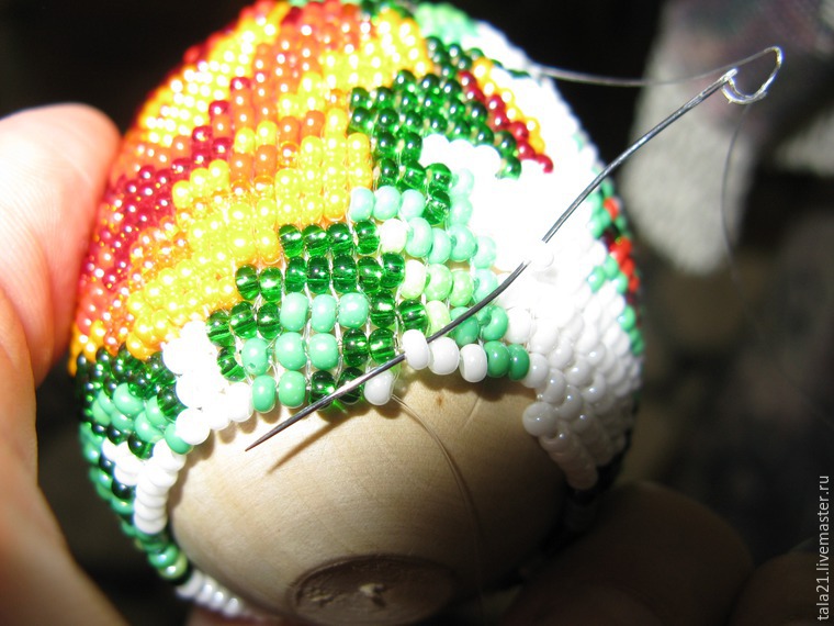 Плетение пасхального яйца из бисера в технике «бисерное ткачество», фото № 13