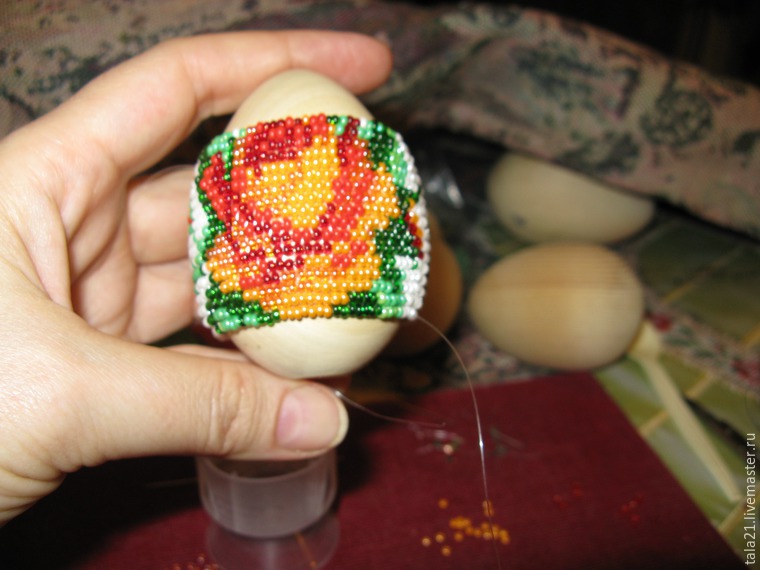 Плетение пасхального яйца из бисера в технике «бисерное ткачество», фото № 11