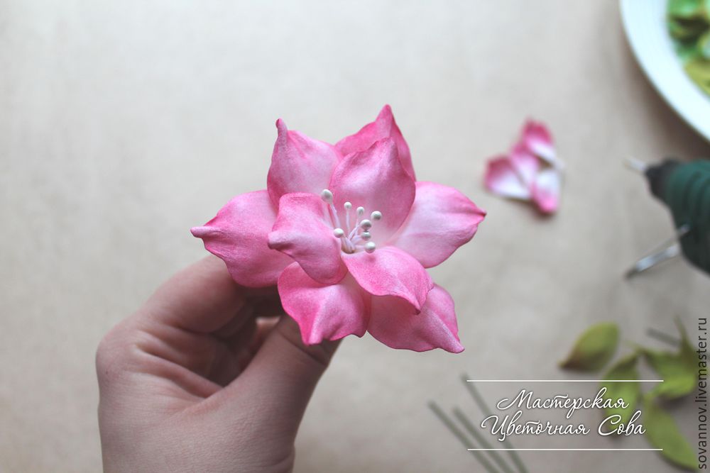 Простой декоративный цветок из фоамирана. Мастер-класс для начинающих, фото № 17