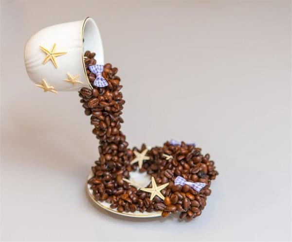 Кофейный топиарий легко сделать своими руками, украсив его интересными и оригинальными вещами 