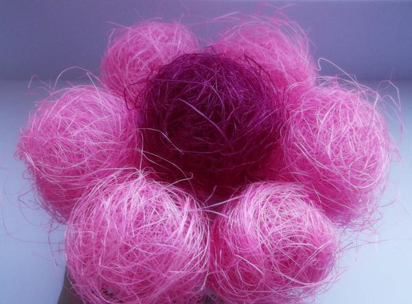 Для создания шариков из сизаля необходимо разделить волокна и скатать их в небольшие клубочки