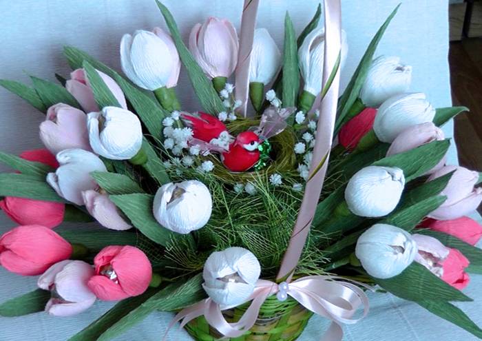 Весенние цветы – тюльпаны, станут отличным украшением стола