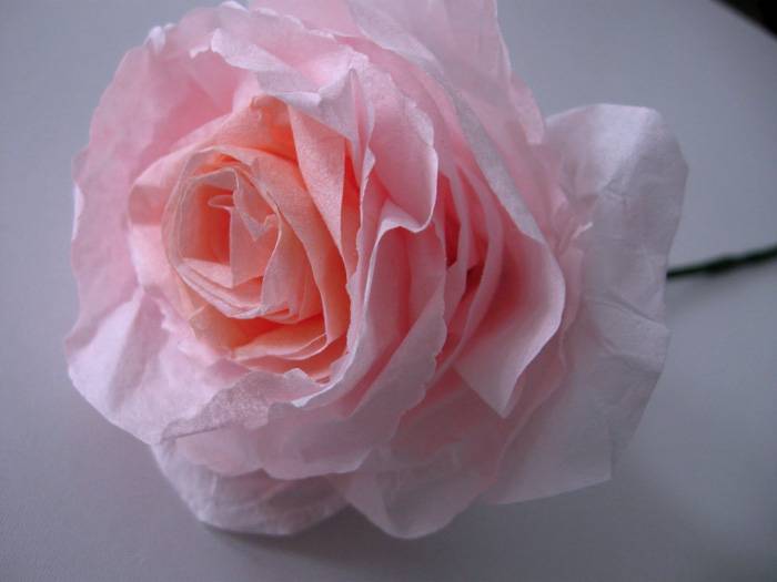 Роза из гофробумаги – красивый и нежный цветок