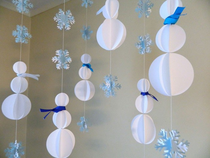 Вертикальная гирлянда из раскачивающихся снеговиков украсит детскую комнату