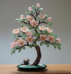 дерево с цветочками из бисера
