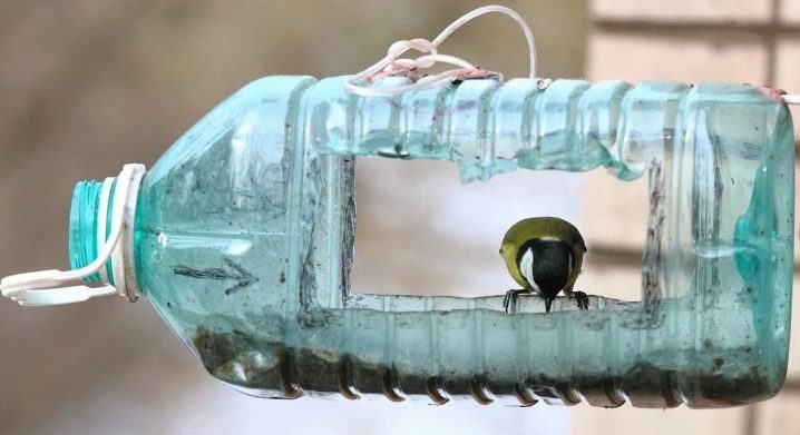 Как сделать кормушку для птиц из пятилитровой пластиковой бутылки?