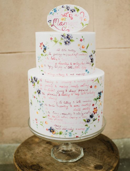 Свадебный торт с нанесенной клятвой