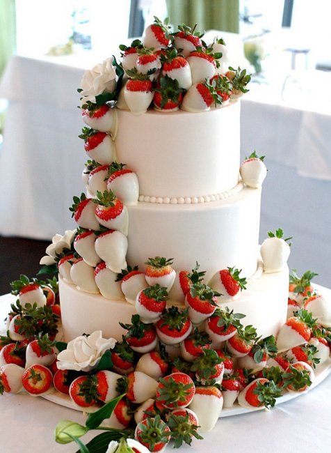 Свадебный торт, украшенный клубникой