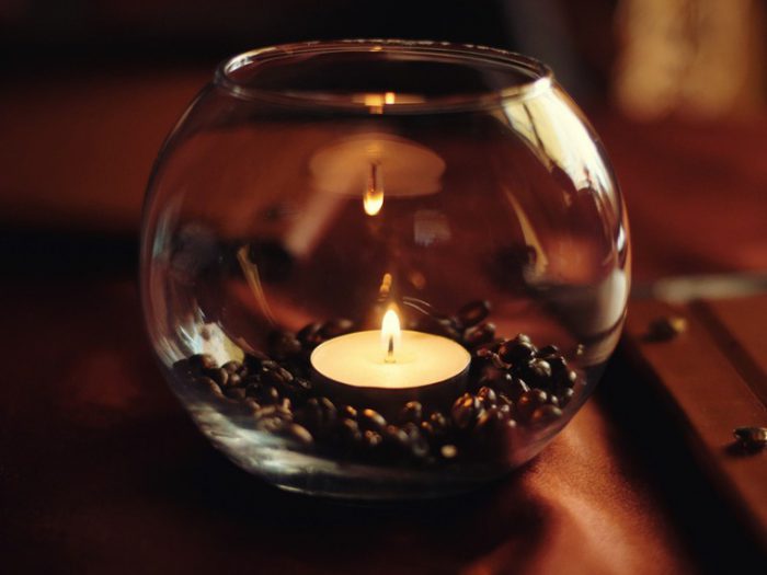 свечи в стекле с кофе