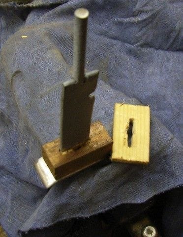 Нож с наборной ручкой из древесины